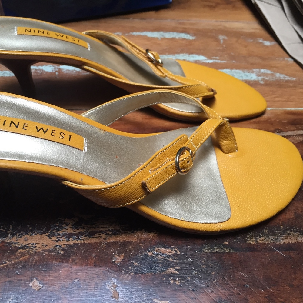 **NEVER WORN** Nine West Thong Sandals in size 5.5